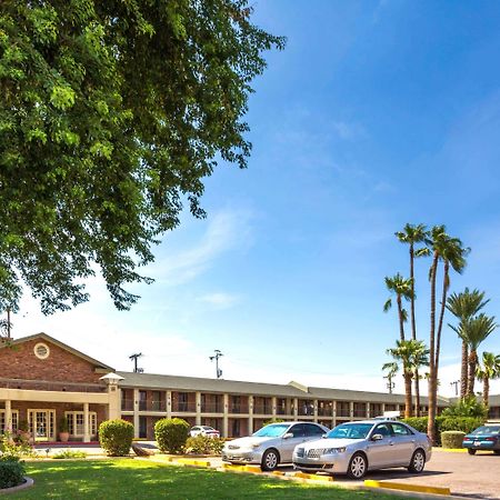 Howard Johnson By Wyndham Scottsdale Old Town Exterior photo