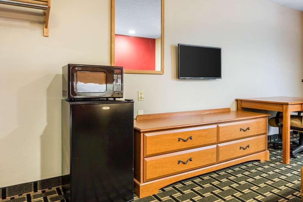 Econo Lodge Inn & Suites Peoria Illinois Room photo