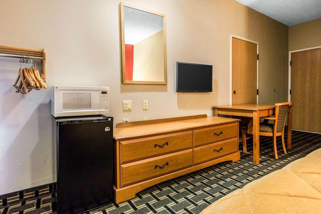 Econo Lodge Inn & Suites Peoria Illinois Room photo