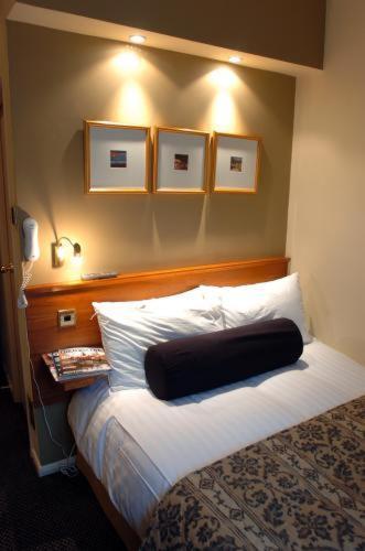 The Manor Hotel Hillingdon Room photo