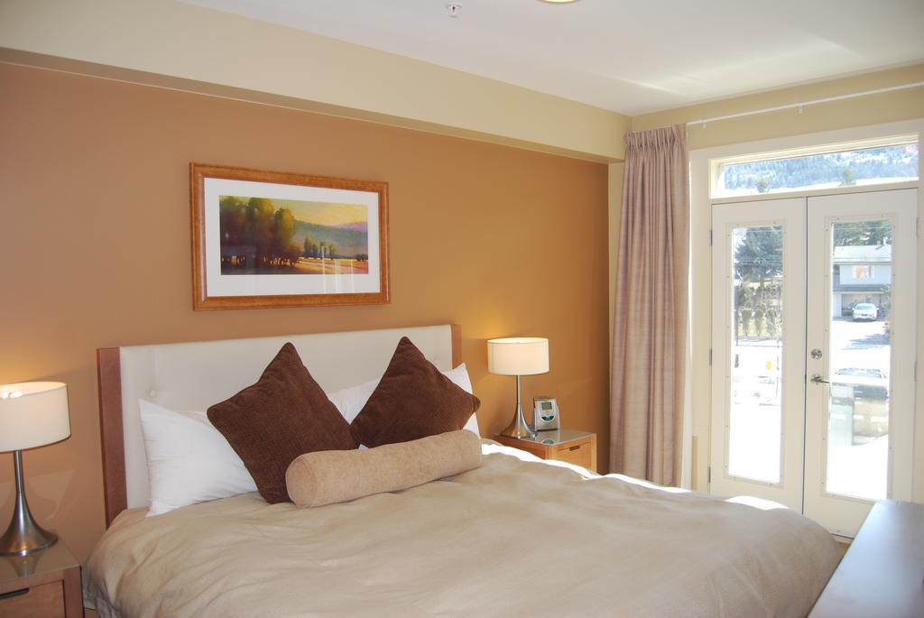 Strand Lakeside Resort By Okanagan Valley Rentals Westbank Room photo