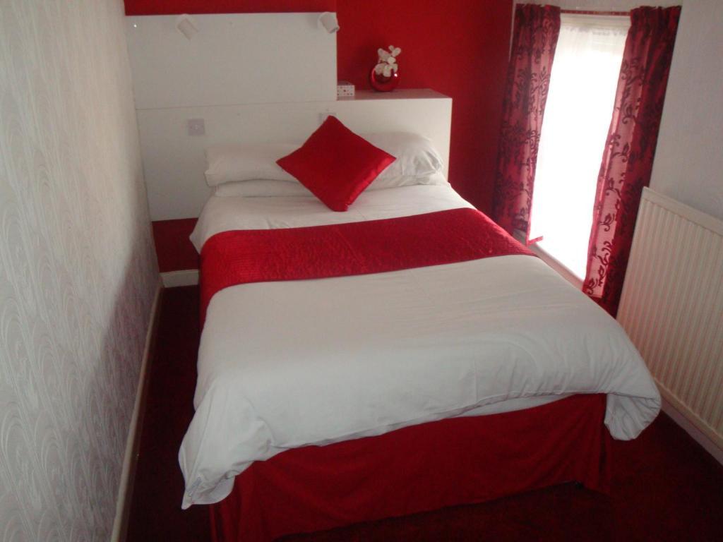 The Sandhurst Hotel Blackpool Room photo