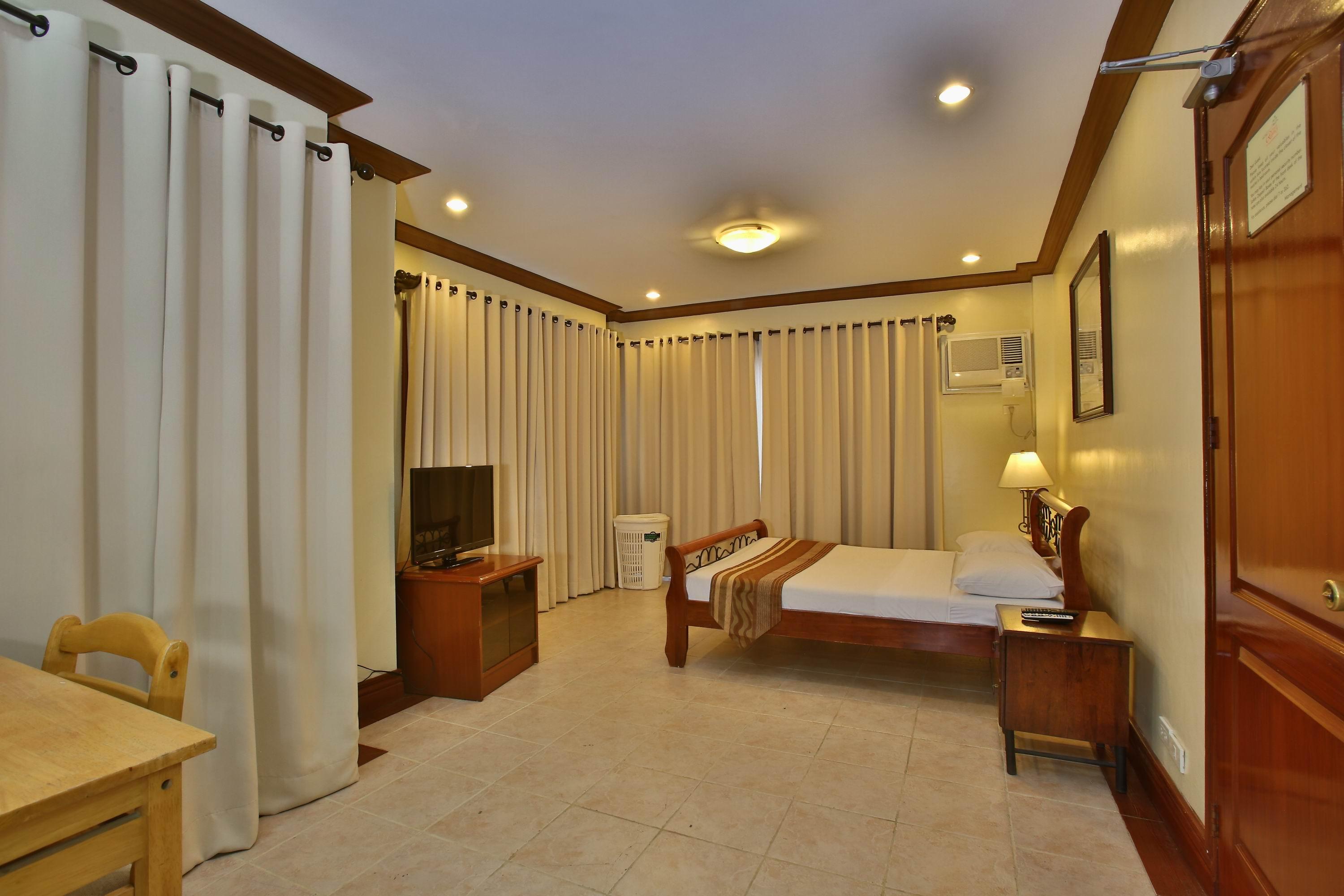 Crown Regency Suites Mactan Lapu-Lapu City Exterior photo
