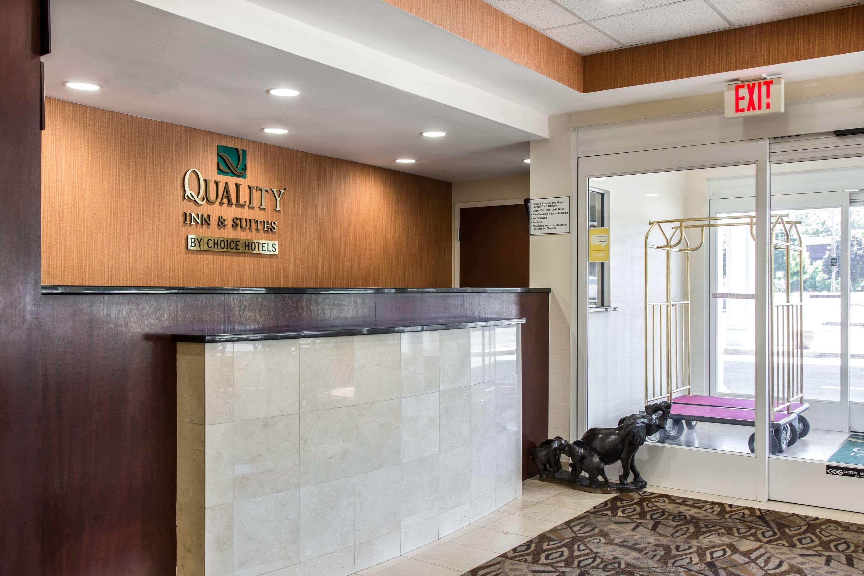 Quality Inn & Suites Danbury Near University Exterior photo