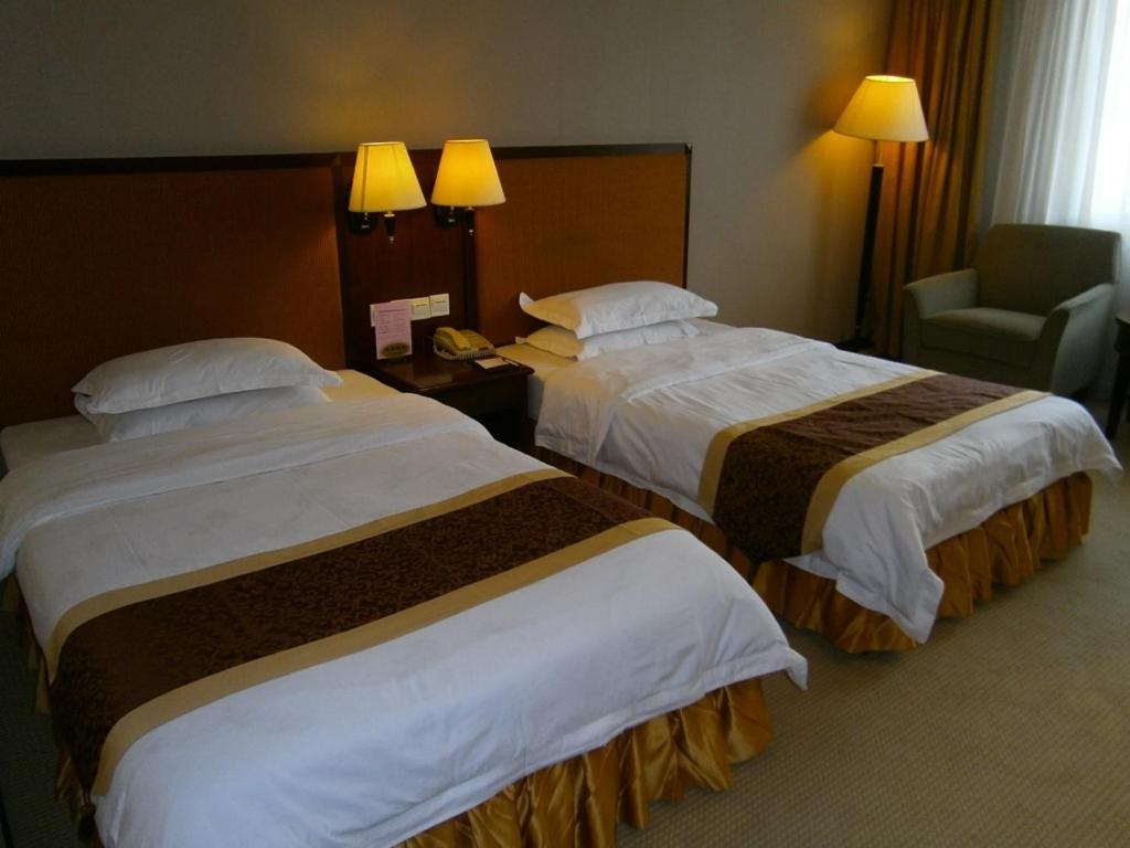 Kong Long Hotel Guangzhou Room photo