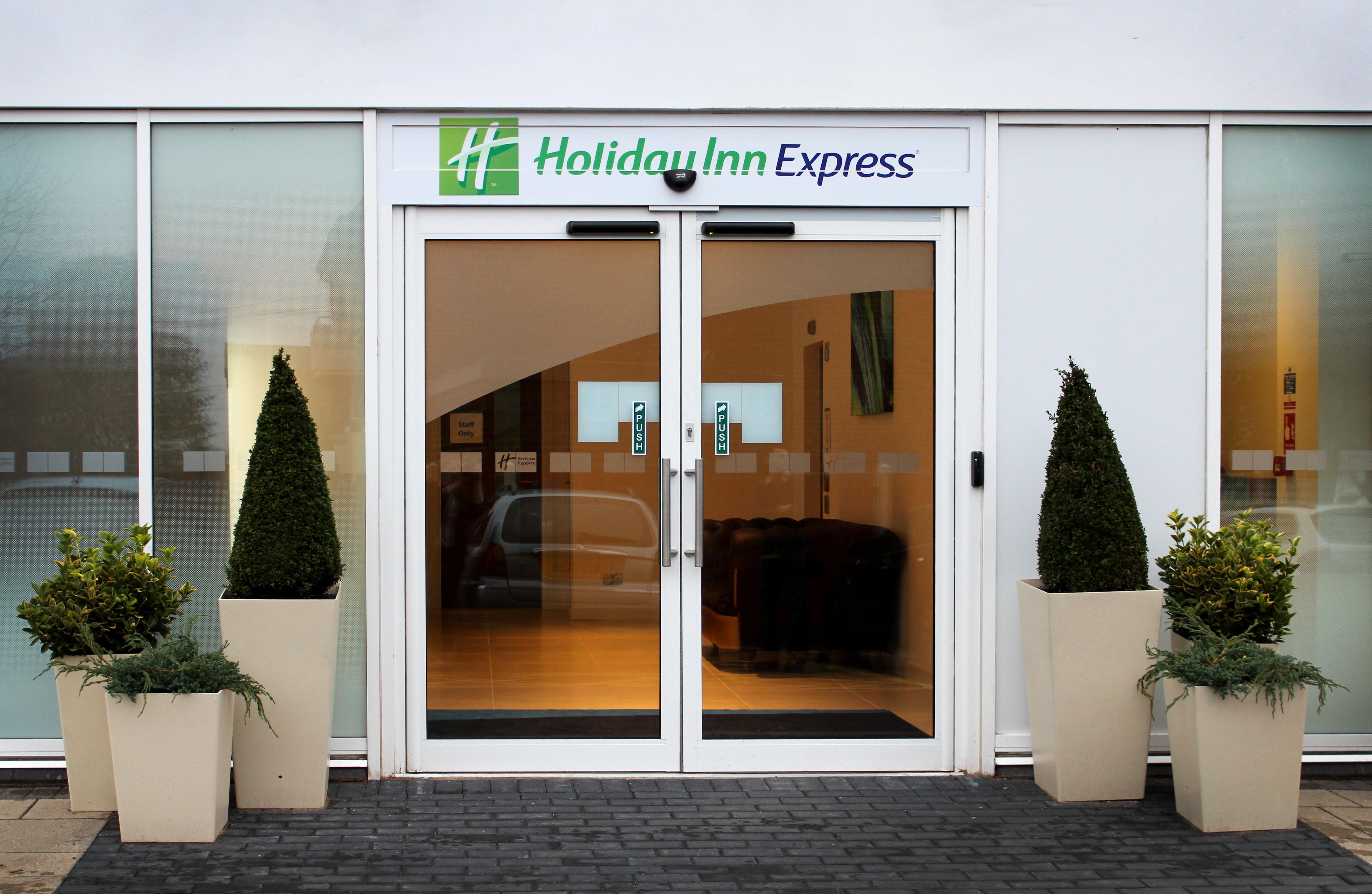 Holiday Inn Express Wakefield, An Ihg Hotel Exterior photo