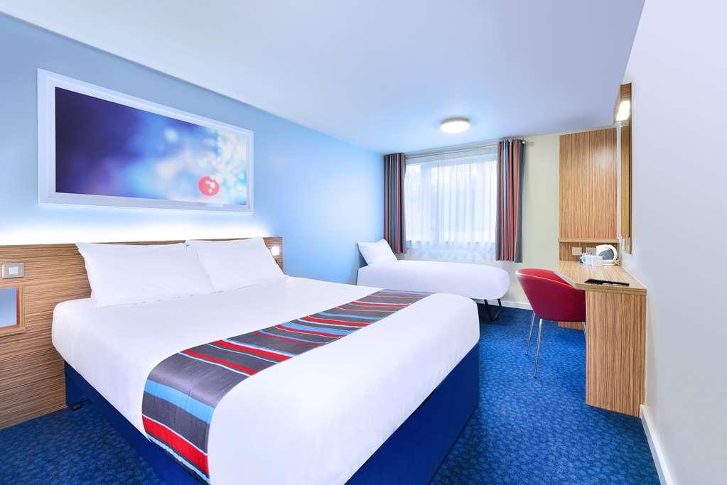 Travelodge Cardiff Atlantic Wharf Hotel Room photo