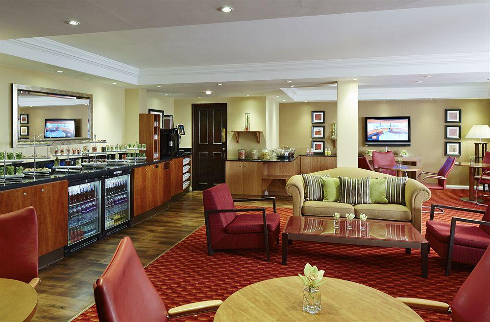 Delta Hotels By Marriott Heathrow Windsor Exterior photo
