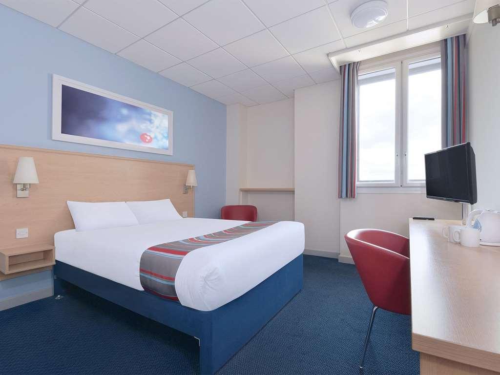 Travelodge Cardiff Central Room photo