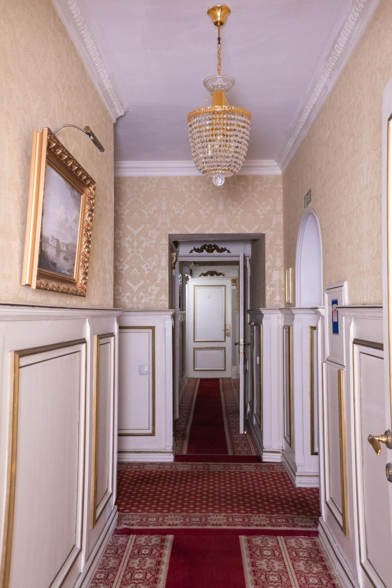 Royal City Hotel Kyiv Exterior photo