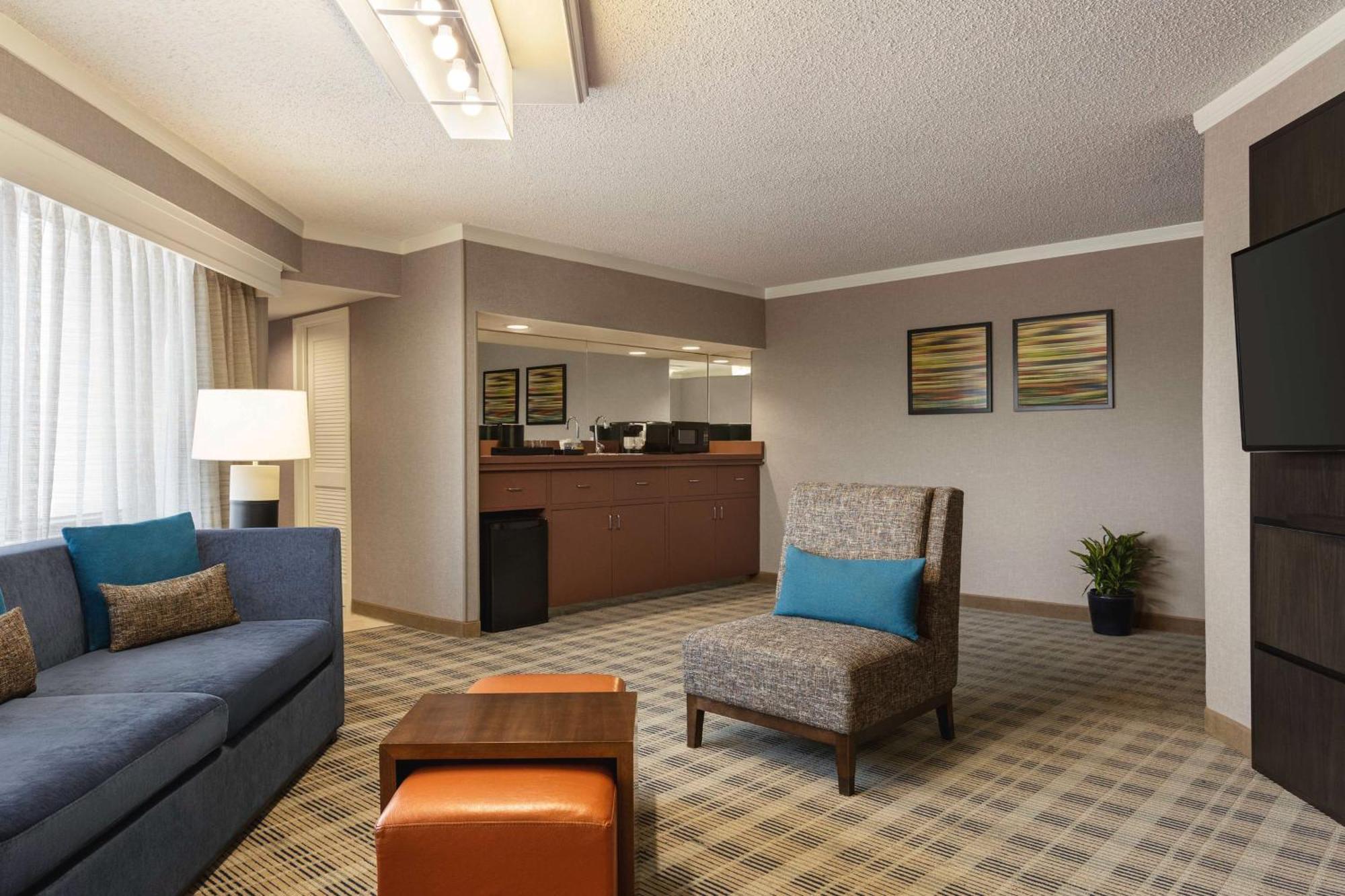 Embassy Suites By Hilton Kansas City Overland Park Exterior photo