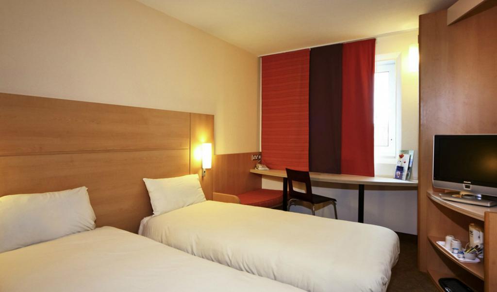 Ibis Leeds Centre Marlborough Street Hotel Room photo