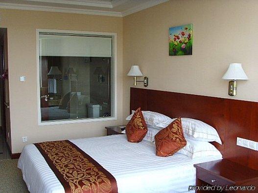 Qingdao Airport Hotel Room photo