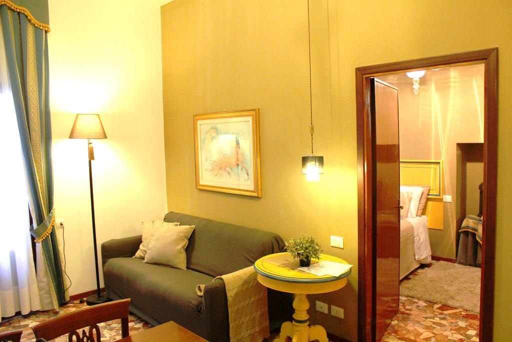 The Charm Suites Venice Room photo
