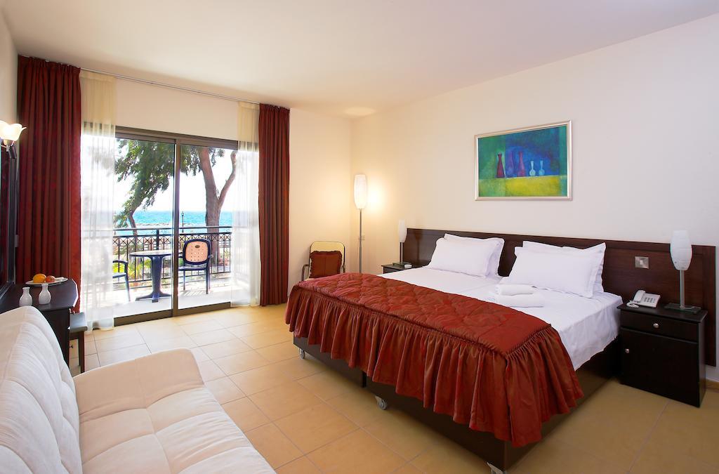 Aquarius Beach Hotel Limassol Room photo