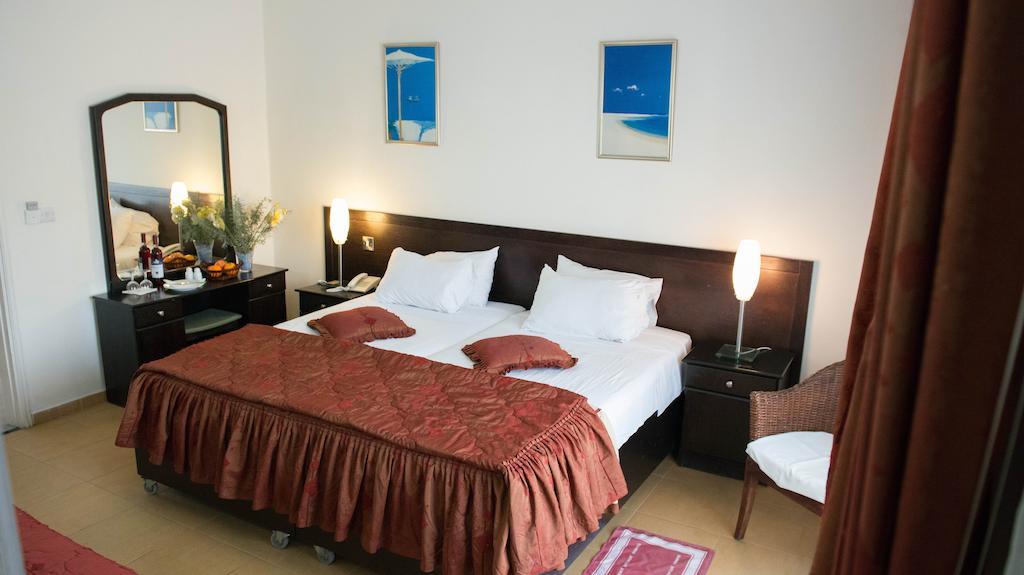 Aquarius Beach Hotel Limassol Room photo