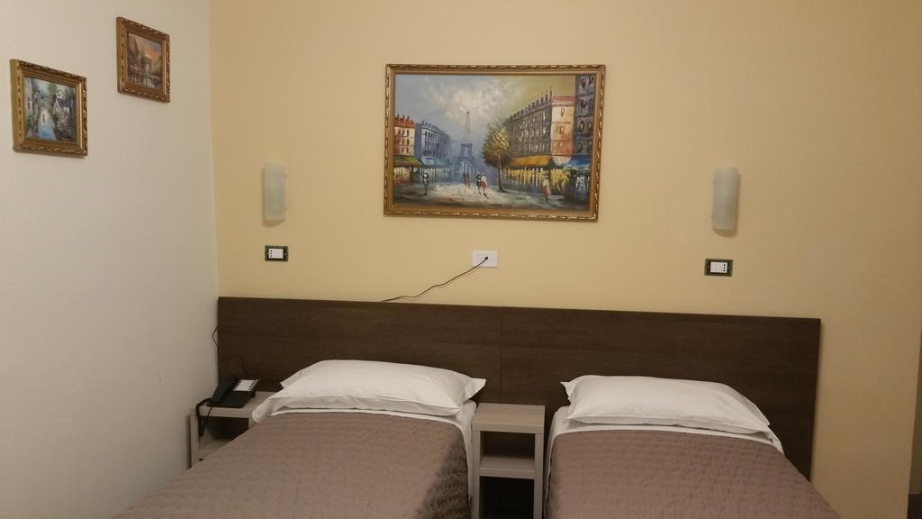 Hotel Tommaseo Genoa Room photo