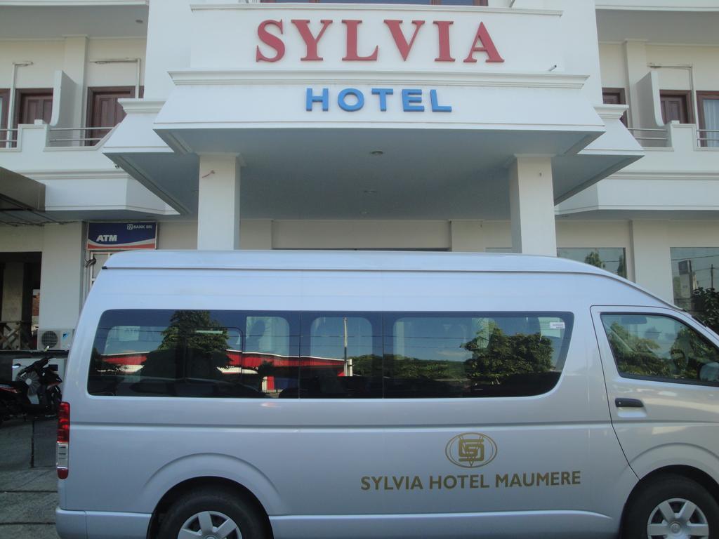 Sylvia Hotel Maumere Exterior photo