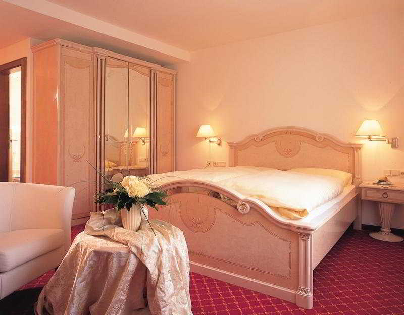 Hotel Schwarzer Adler Innsbruck Room photo