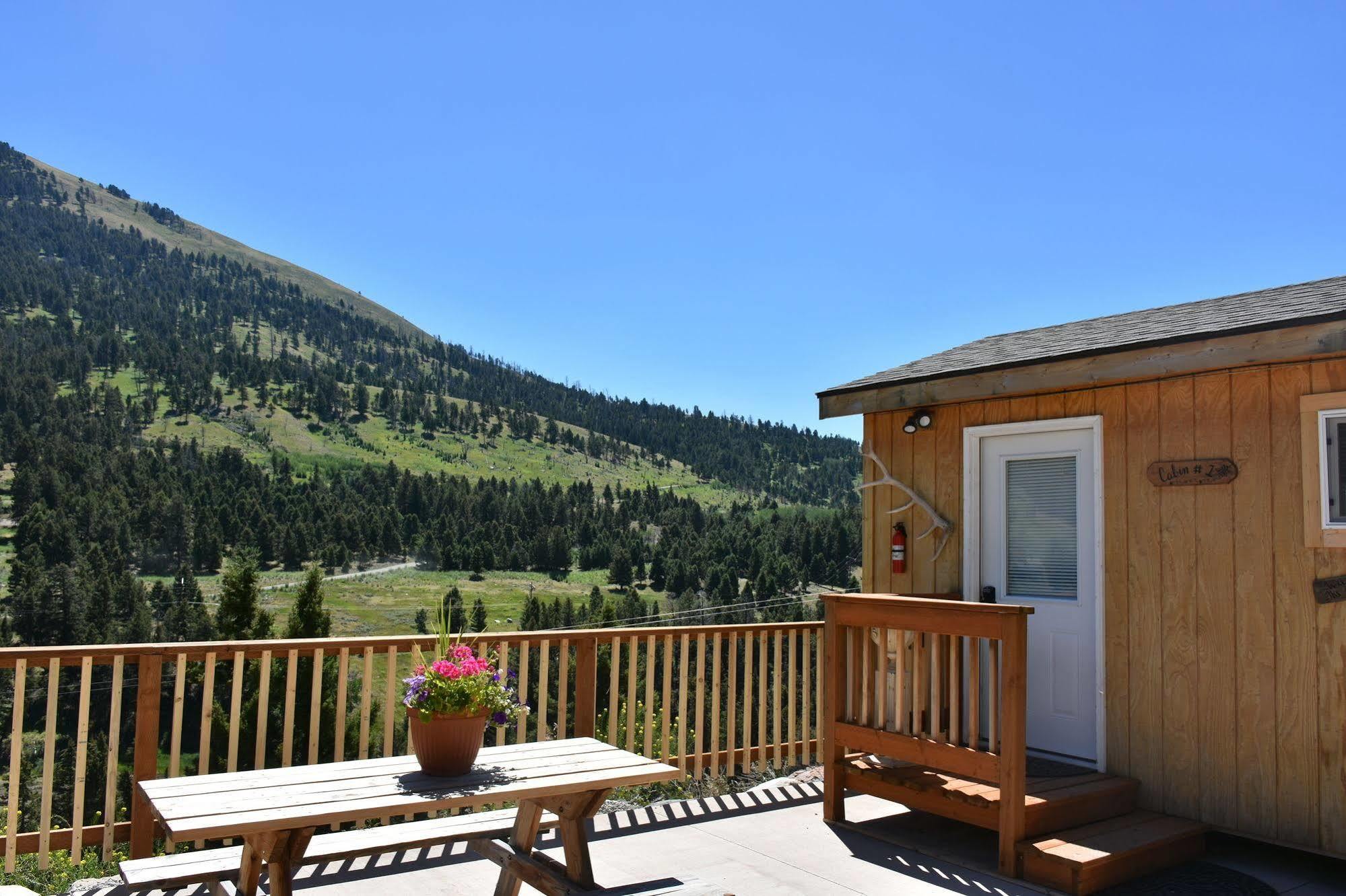 Yellowstone Mountain Cabins Gardiner Exterior photo