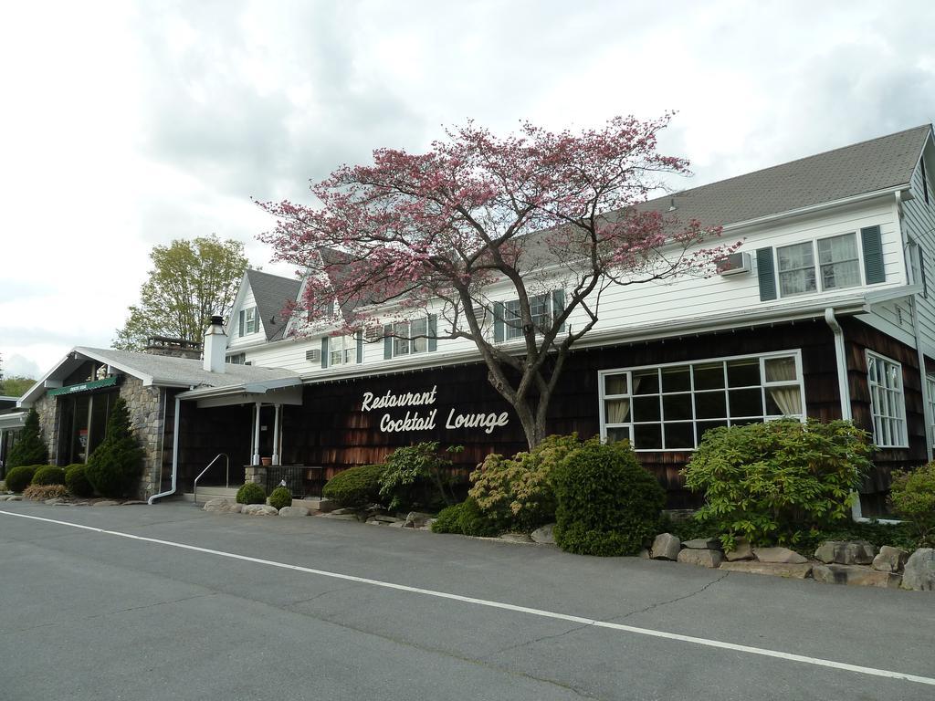 Crescent Lodge & Country Inn (Adults Only) Cresco Exterior photo