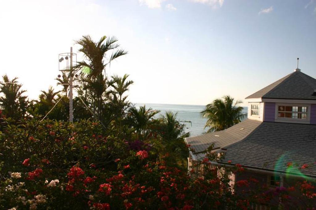 Orange Hill Beach Inn Nassau Exterior photo