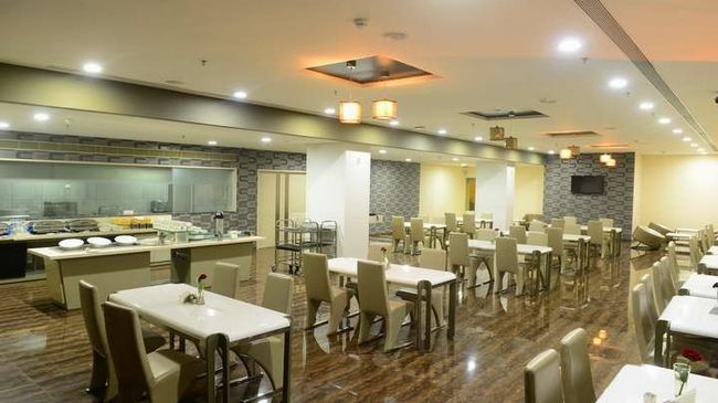 Narayani Heights, Ahmedabad Hotel Restaurant photo