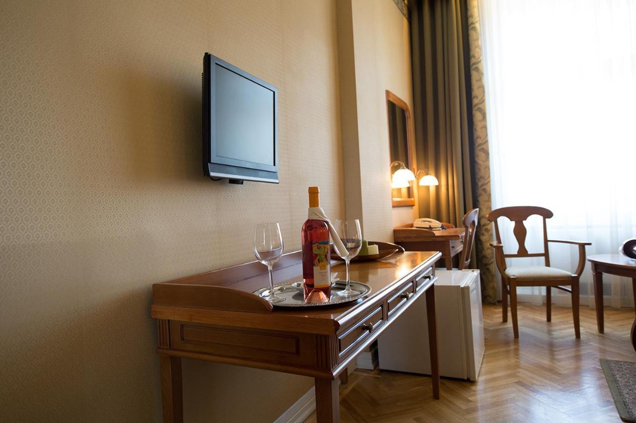 Grand Hotel Aranybika Debrecen Room photo