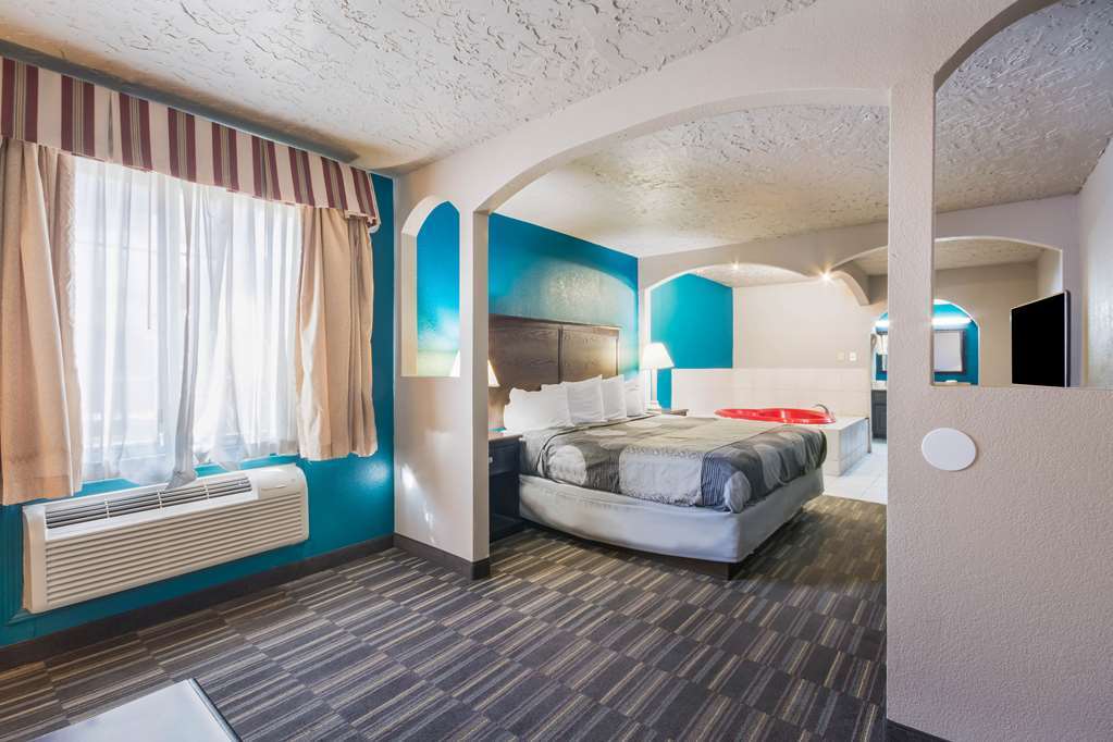 Econo Lodge Inn & Suites Oklahoma City Room photo
