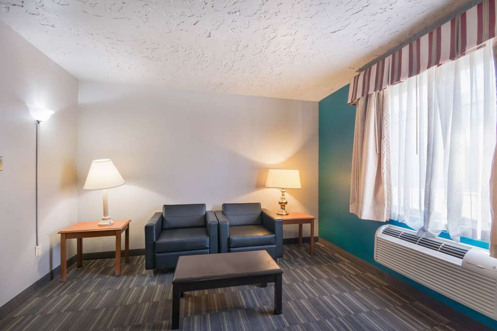 Econo Lodge Inn & Suites Oklahoma City Room photo